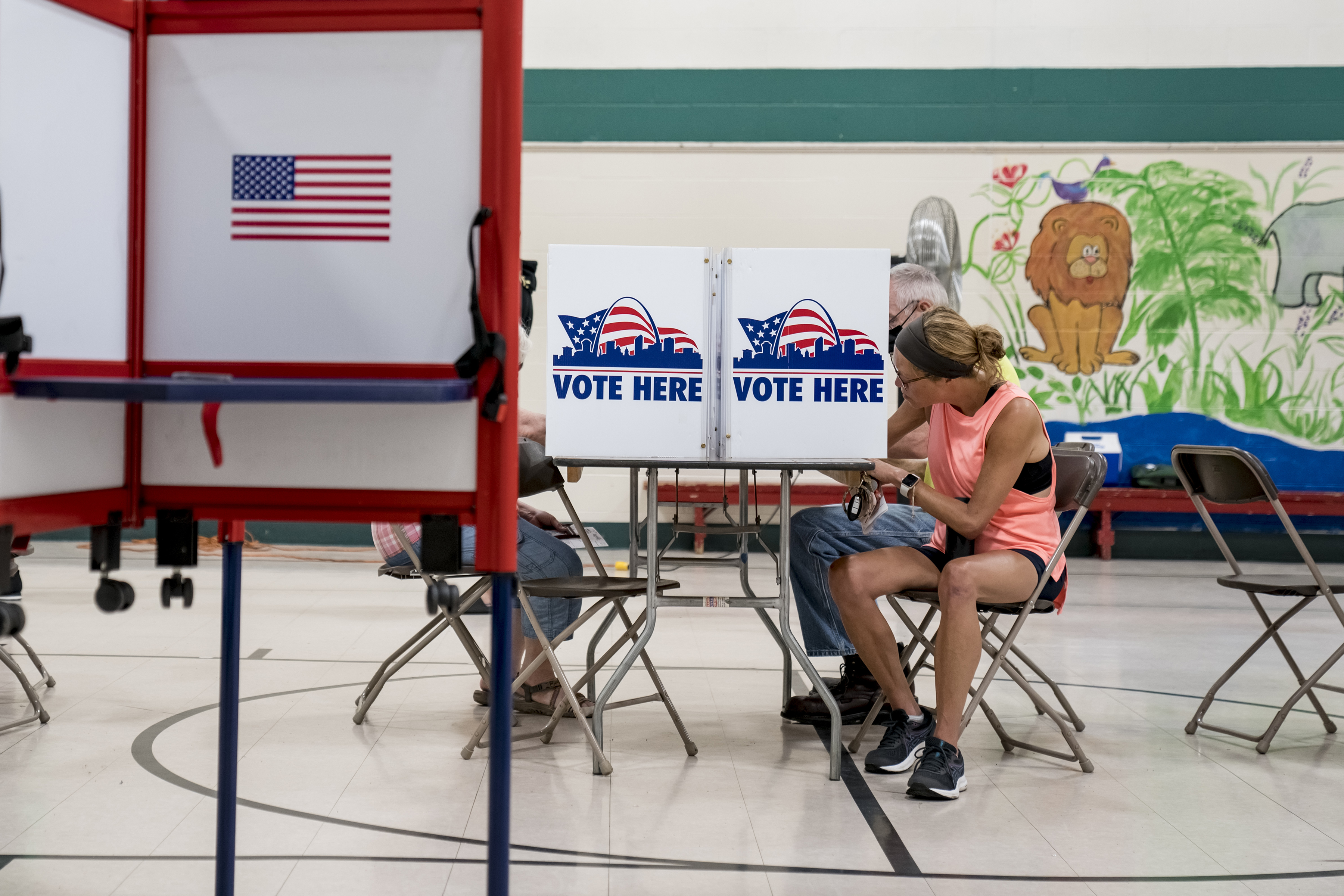 Los votantes emiten su voto en un colegio electoral de San Luis, el 2 de agosto de 2022. (Foto Prensa Libre: Whitney Curtis/The New York Times)