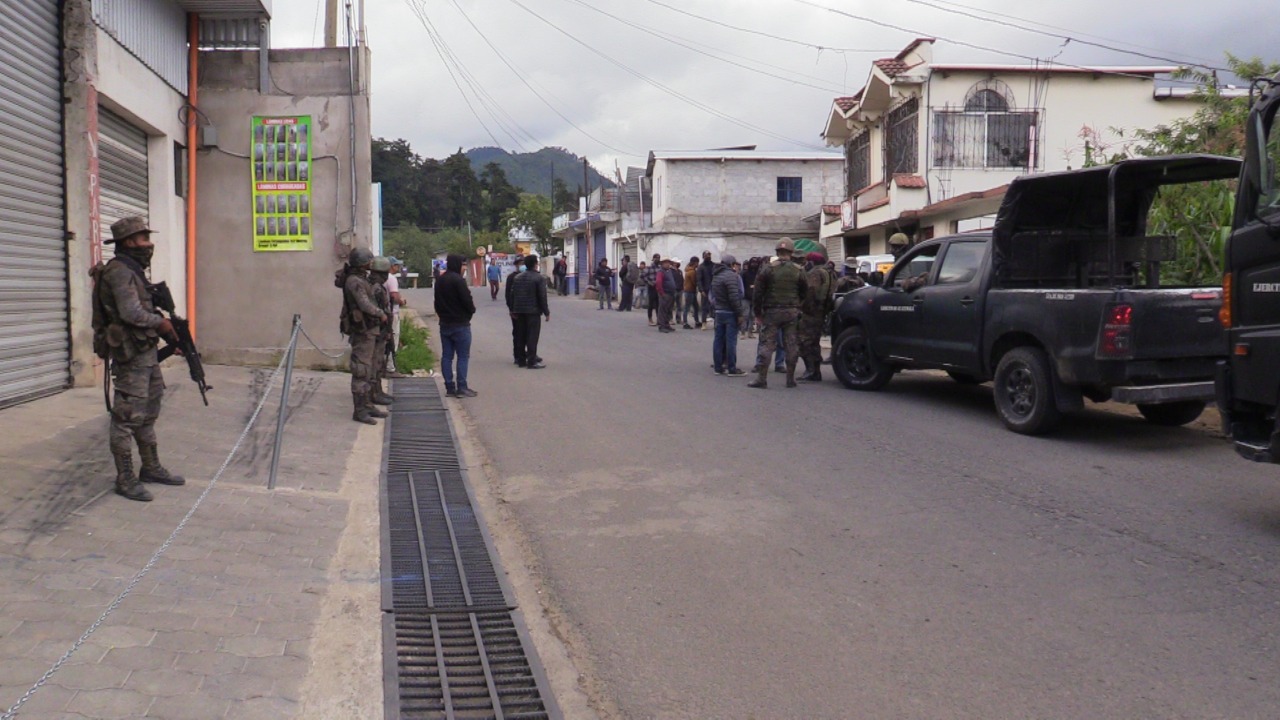 Contingente militar resguarda el área del conflicto en Sololá. (Foto Prensa Libre: Mynor Toc).