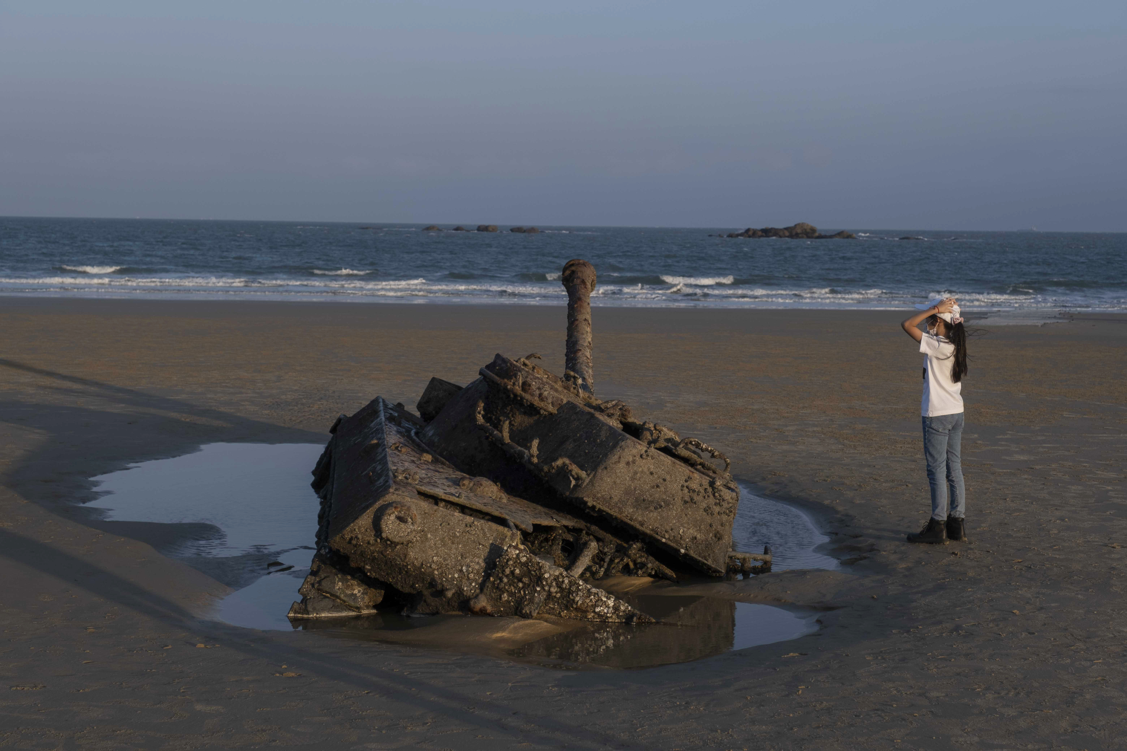 Los restos oxidados de un tanque en las islas Kinmen de Taiwán, a pocos kilómetros de la ciudad de Xiamen, en China continental, el 19 de noviembre de 2021. (Foto Prensa Libre: Lam Yik Fei/The New York Times)