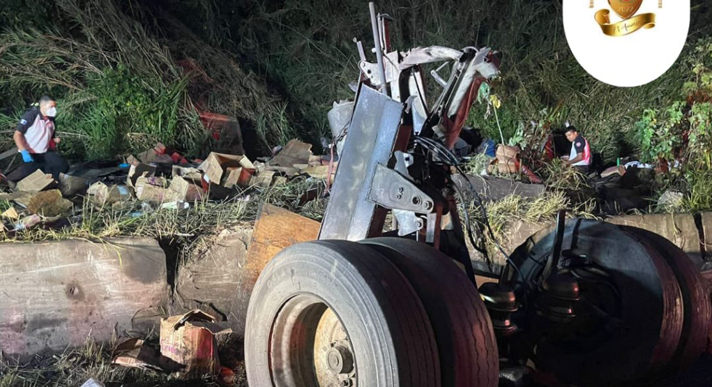Accidente de tránsito en el km 33 de la ruta a El Salvador, en la vuelta El Chilero. (Foto Prensa Libre: Bomberos Voluntarios)