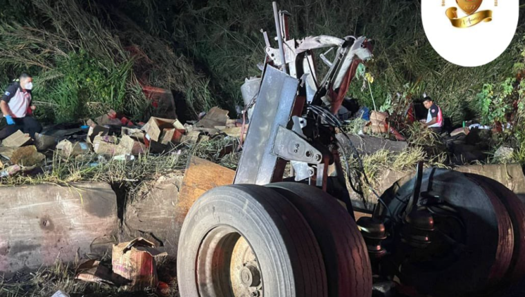 Accidente de tránsito en el km 33 de la ruta a El Salvador, en la vuelta El Chilero. (Foto Prensa Libre: Bomberos Voluntarios)