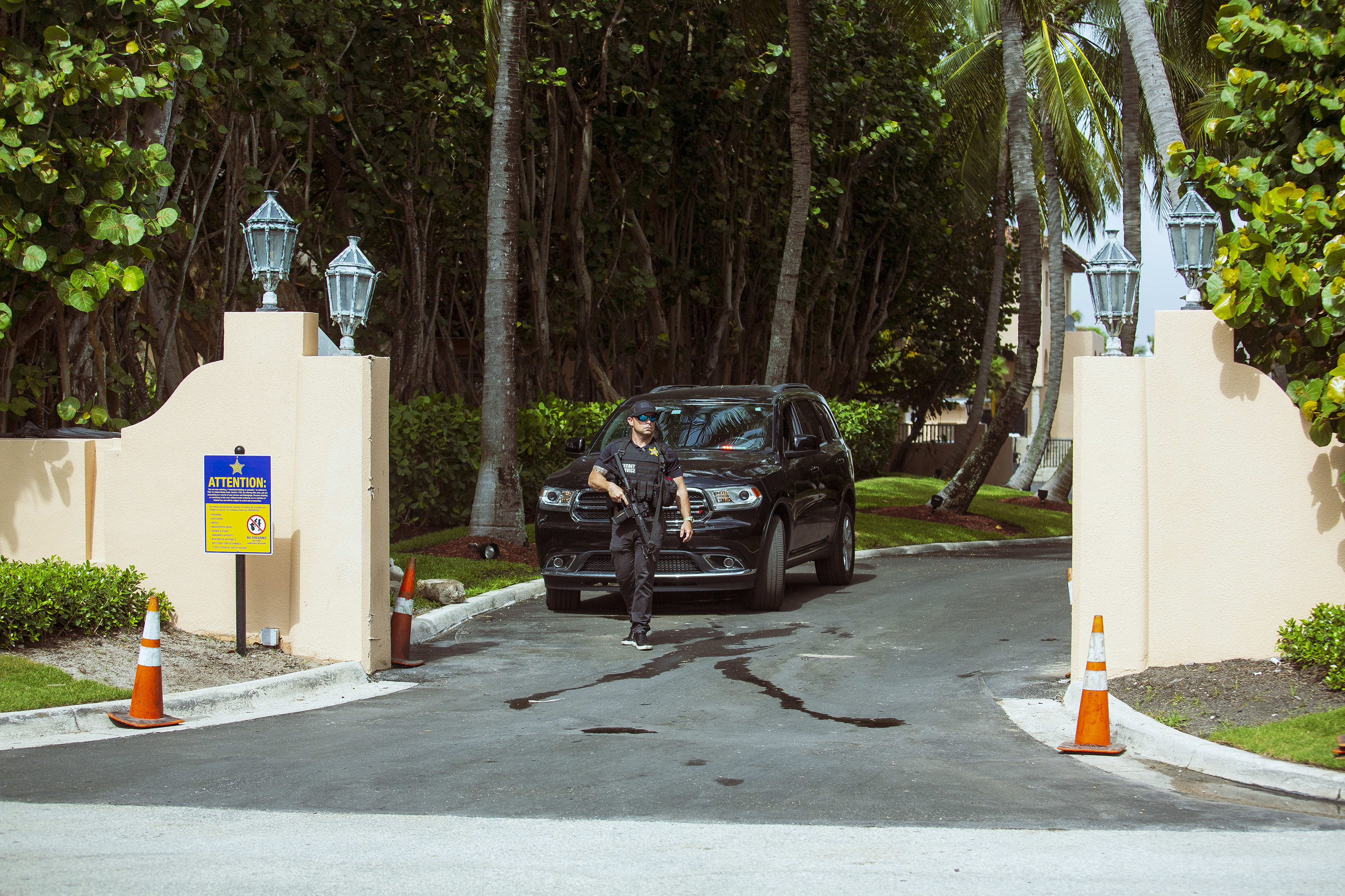 Un agente del Servicio Secreto vigila una de las entradas de la residencia Mar-a-Lago del expresidente Trump en Palm Beach, Florida, el 9 de agosto de 2022. (Foto Prensa Libre: Saúl Martínez/The New York Times)
