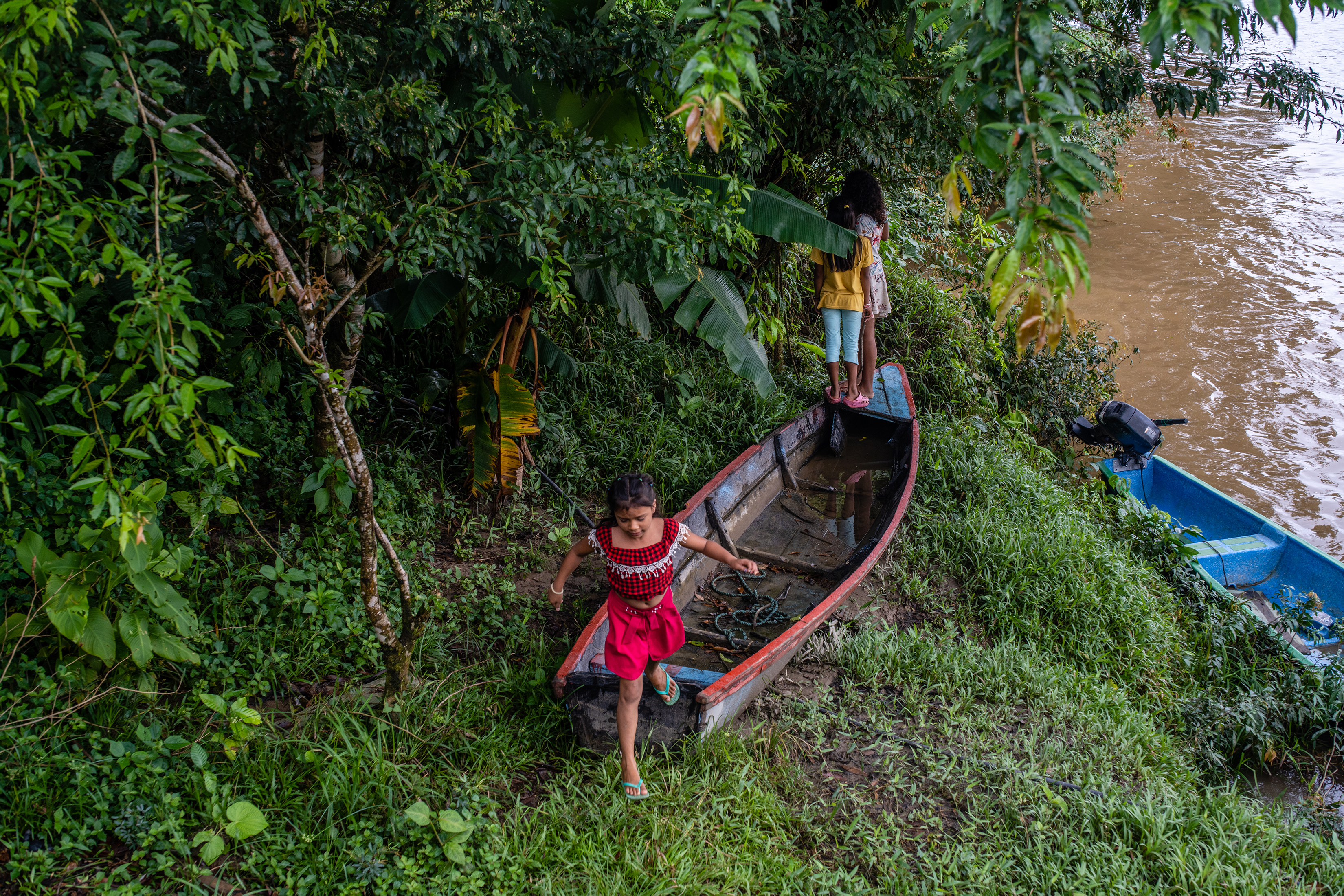 Unas niñas juegan en el resguardo de Buenavista, en Putumayo, Colombia, el 16 de mayo de 2022. (Foto Prensa Libre: Federico Ríos/The New York Times)