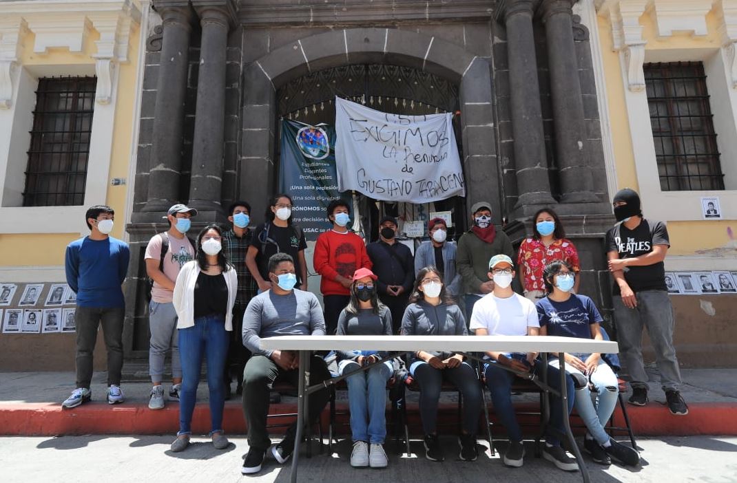 Estudiantes de la Usac ocupan instalaciones de Los Arcos, en zona 13, en rechazo a la elección de Walter Mazariegos como rector