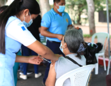 Vacuna contra el covid-19: Guatemala no considera quinta dosis para la población y tampoco tercera para niños