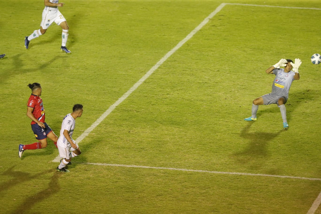 Santis con un potente remate venció a Nery Lobos para darle el triunfo a Comunicaciones. (Foto Prensa Libre: Esbin García)