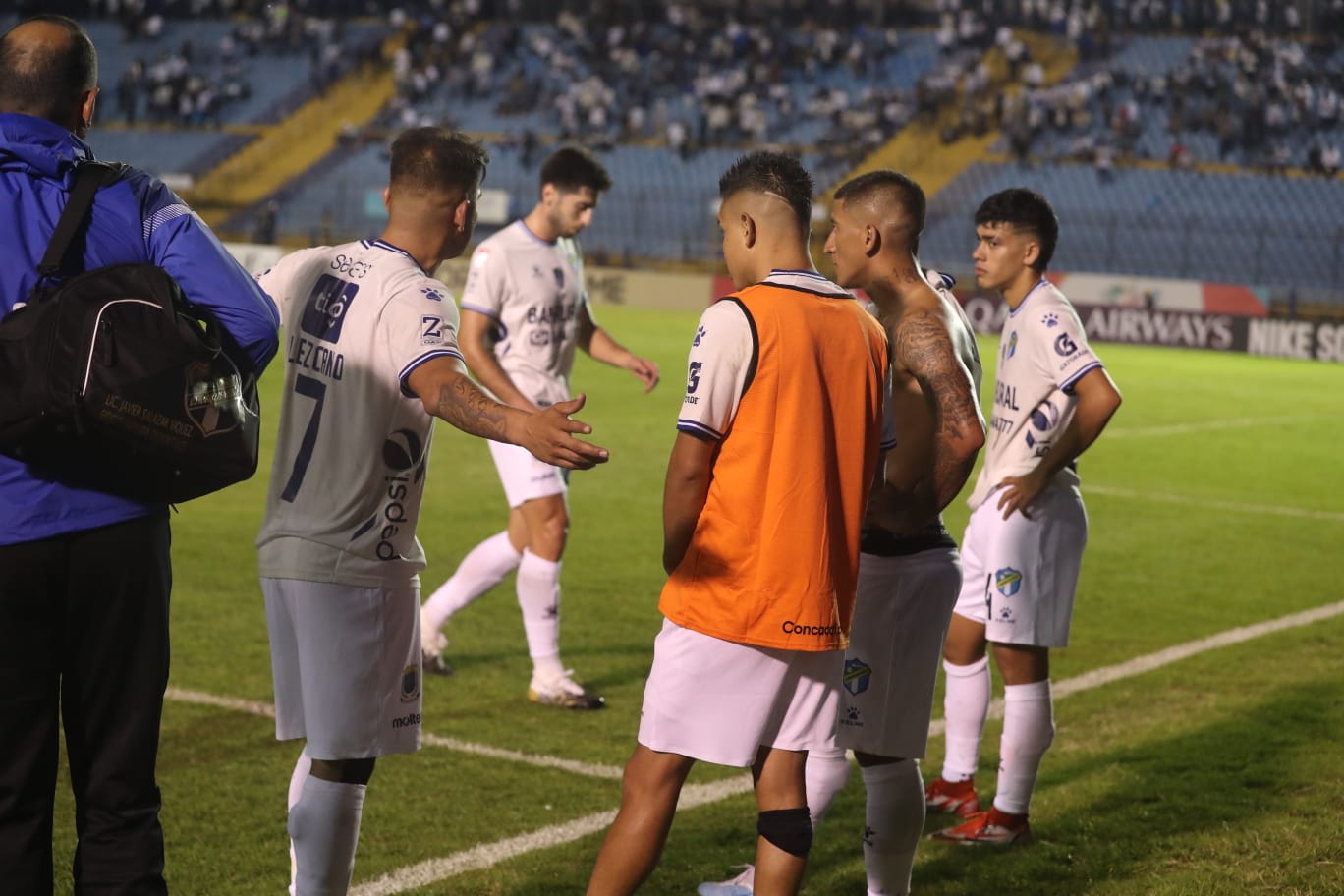 Comunicaciones perdió contra Diriangén en el estadio Doroteo Guamuch Flores. (Foto Prensa Libre: Juan Diego González).