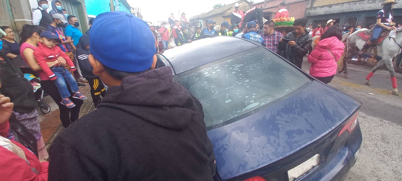 Irrumpe en desfile hípico: hombre que conducía en aparente estado de ebriedad causa pánico en actividad en Salcajá