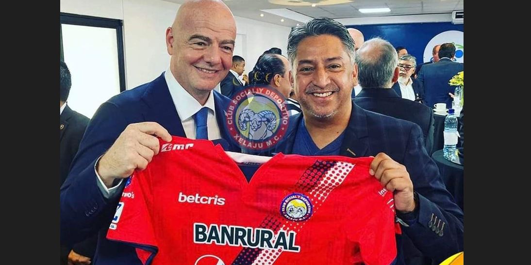 Infantino posa con la camisola de Xelajú MC: el presidente de la Fifa comparte con dirigentes del futbol nacional