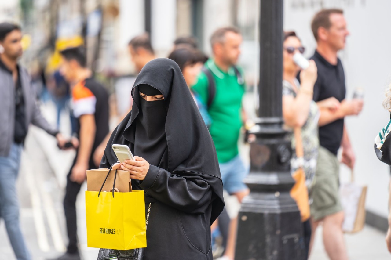 Las mujeres están obligadas a cubrir casi todo su cuerpo en Qatar. (Foto Prensa Libre: Schutterstock)