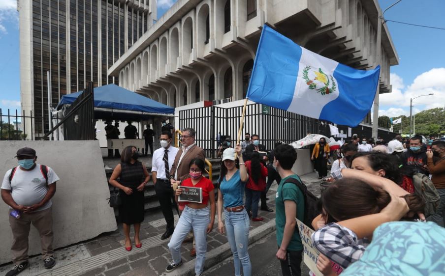 Grupo protesta frente a la Torre de Tribunales contra la detención de Zamora. (Foto: Prensa Libre: Érick Ávila)