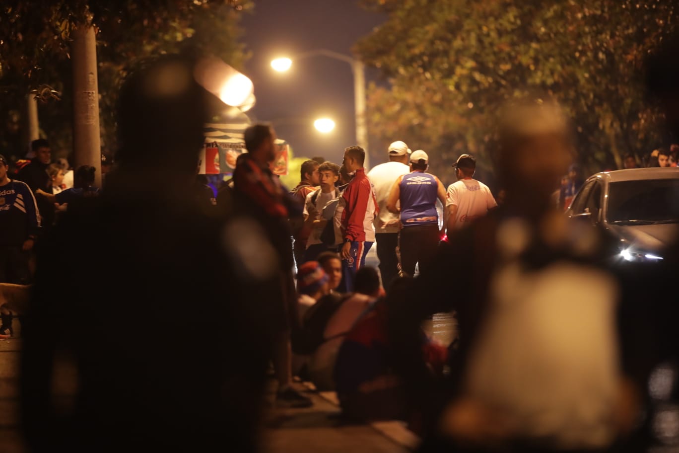 Aficionados esperan afuera del Doroteo Guamuch Flores por el juego entre Municipal y Olimpia. (Foto Prensa Libre: Carlos Hernández)
