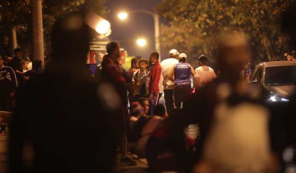 Aficionados esperan afuera del Doroteo Guamuch Flores por el juego entre Municipal y Olimpia. (Foto Prensa Libre: Carlos Hernández)