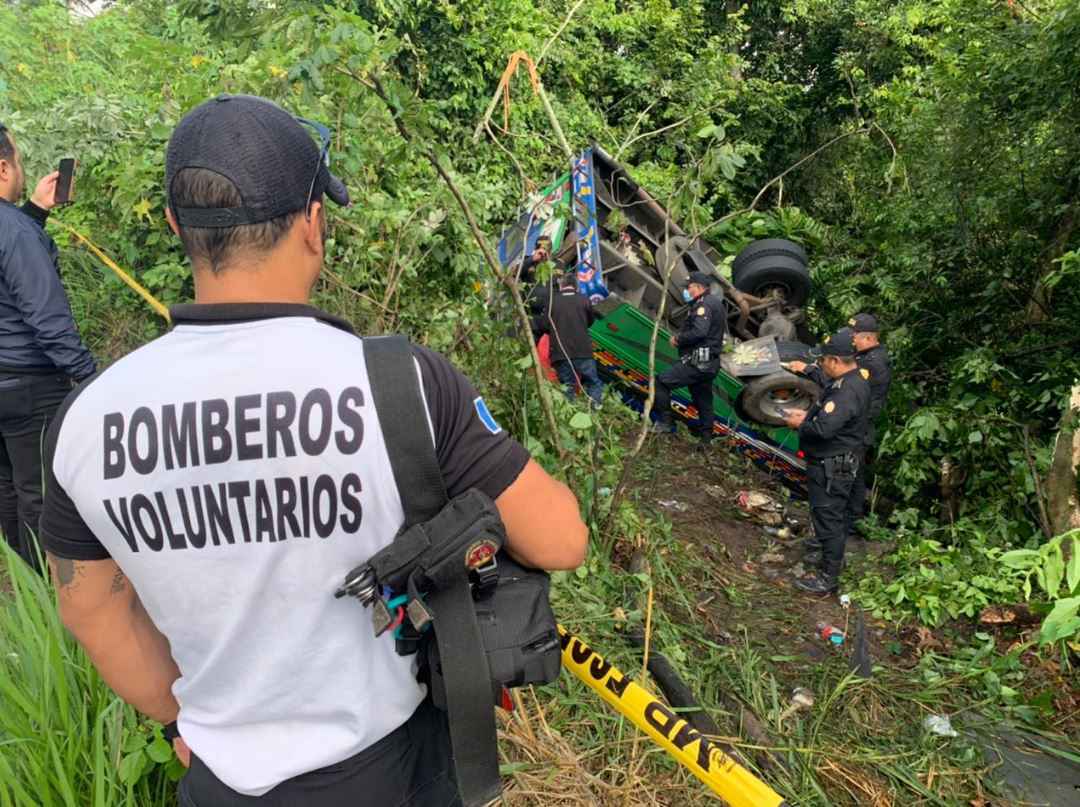 Busazo en ruta a El Salvador: se reportan varios heridos luego que un bus cayó a un barranco en el km 42
