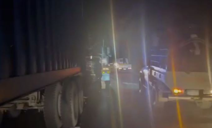 Video: pobladores ayudan a rescatar a familia que quedó atrapada en vehículo tras colisión con tráiler