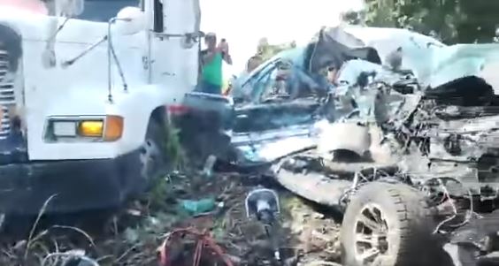 Estado en que quedaron vehículos tras el accidente. (Captura de video: NOTI SEIS/Facebook)