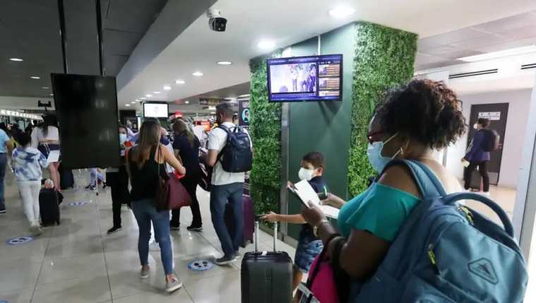 Las nuevas disposiciones para el aeropuerto La Aurora entraron en vigor este viernes, dijo Aeronáutica Civil. (Foto Prensa Libre: María Reneé Barrientos). 