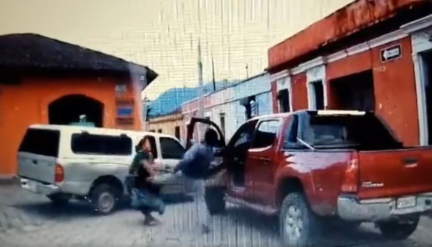 Captura de video de la agresión que sufrió una mujer en la calle Cajolá, Xela, por un hombre que conducía un picop. (Foto Prensa Libre: captura de video Región Más Noticias)