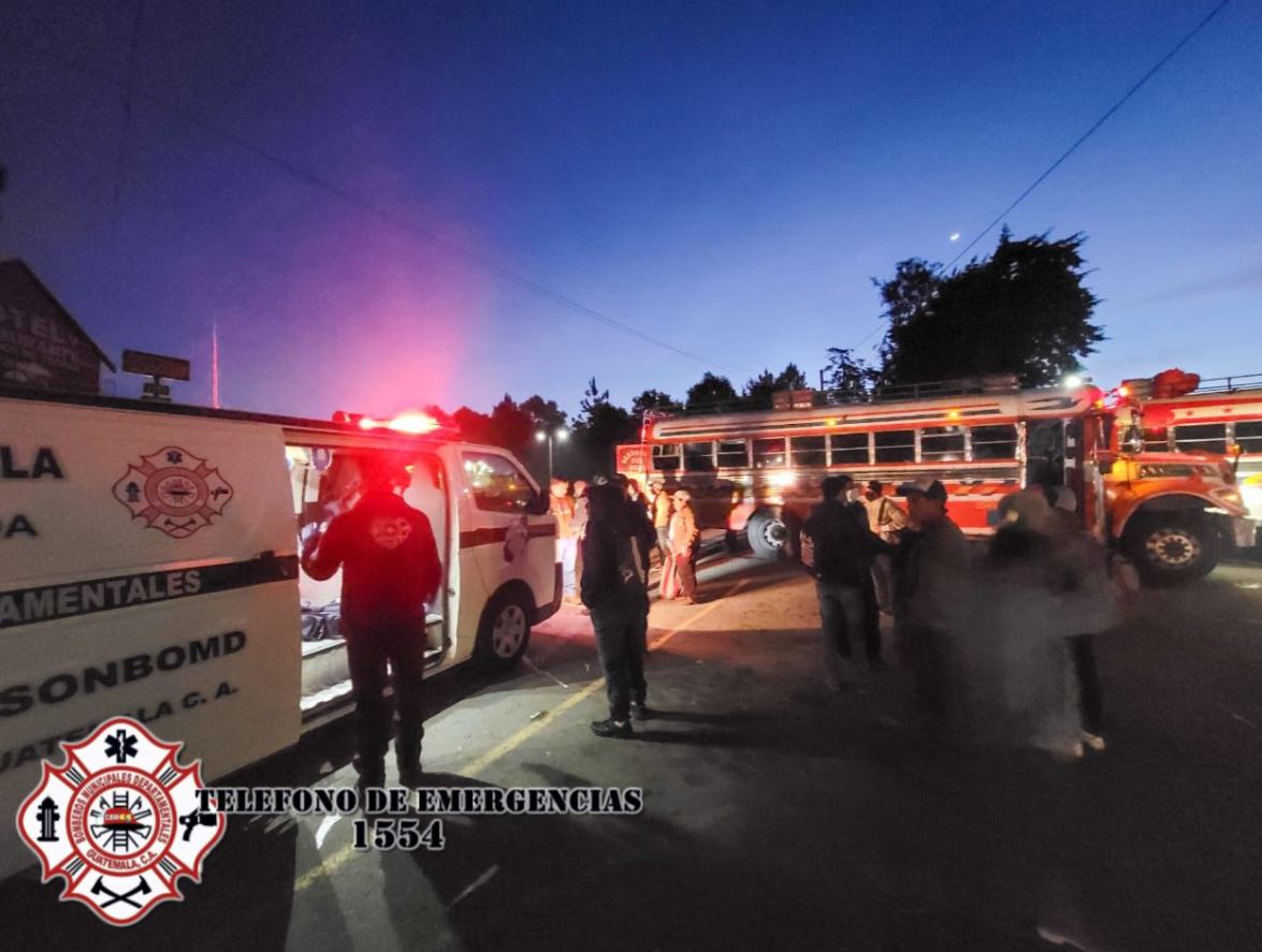 Una menor de edad de 17 años y una joven de 18 años fueron abusadas sexualmente durante un asalto a un bus en la ruta Interamericana, entre Sololá y Chimaltenango. (Foto Prensa Libre: Bomberos Municipales Departamentales)