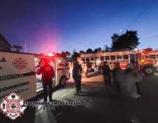 Una menor de edad de 17 años y una joven de 18 años fueron abusadas sexualmente durante un asalto a un bus en la ruta Interamericana, entre Sololá y Chimaltenango. (Foto Prensa Libre: Bomberos Municipales Departamentales)