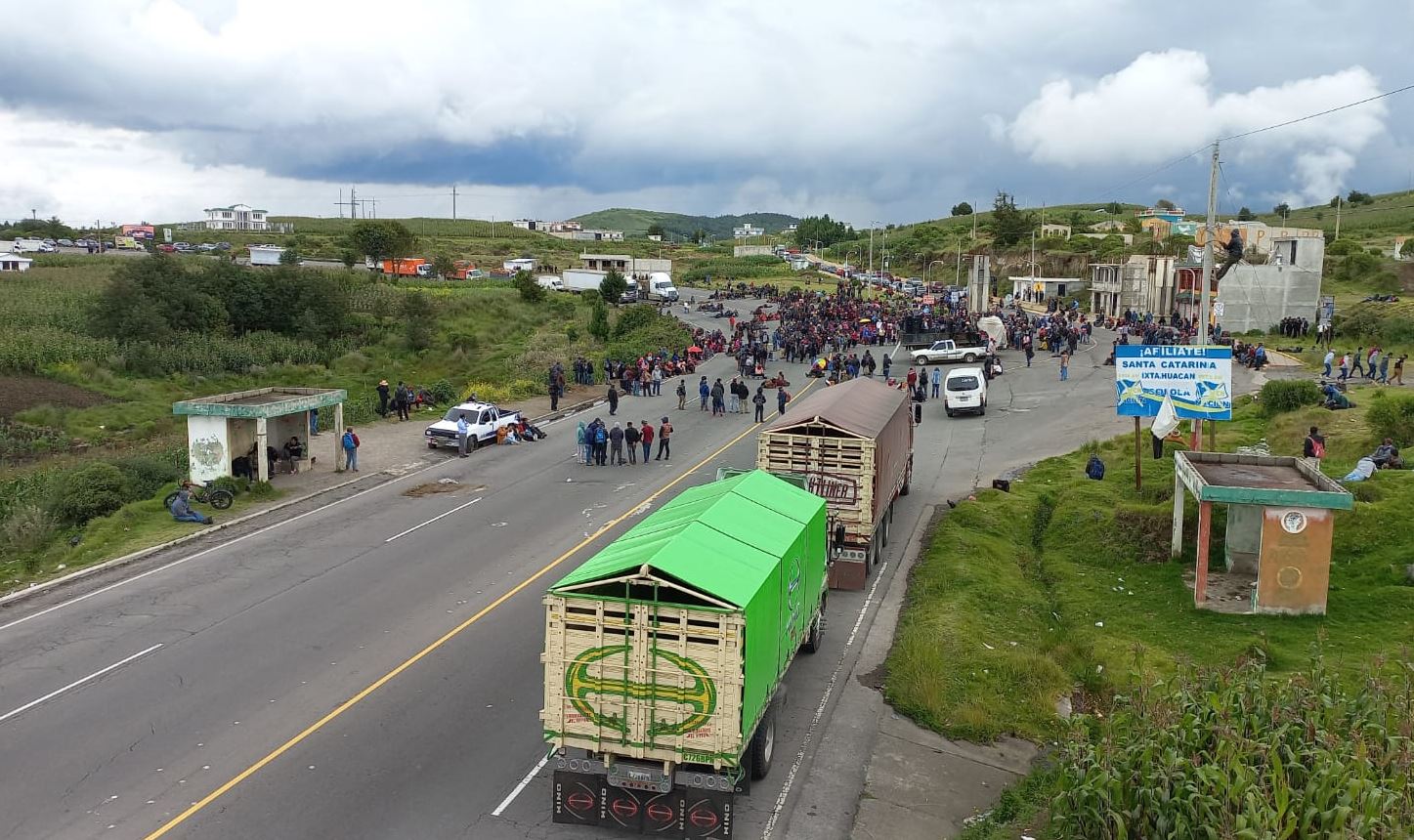 Vecinos de Santa Catarina Ixtahuacán, Sololá, bloquean el paso en km 170 de la ruta Interamericana, para exigir cese de ataques en zona limítrofe con Nahualá. (Foto Prensa Libre: Mynor Toc)