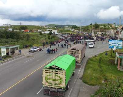 Vecinos de Santa Catarina Ixtahuacán, Sololá, bloquean el paso en km 170 de la ruta Interamericana, para exigir cese de ataques en zona limítrofe con Nahualá. (Foto Prensa Libre: Mynor Toc)