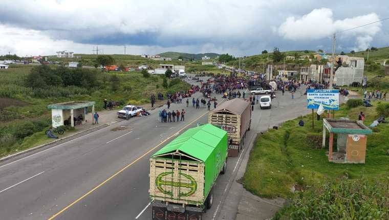 Vecinos de Santa Catarina IxtahuacÃ¡n, SololÃ¡, bloquean el paso en km 170 de la ruta Interamericana, para exigir cese de ataques en zona limÃ­trofe con NahualÃ¡. (Foto Prensa Libre: Mynor Toc)