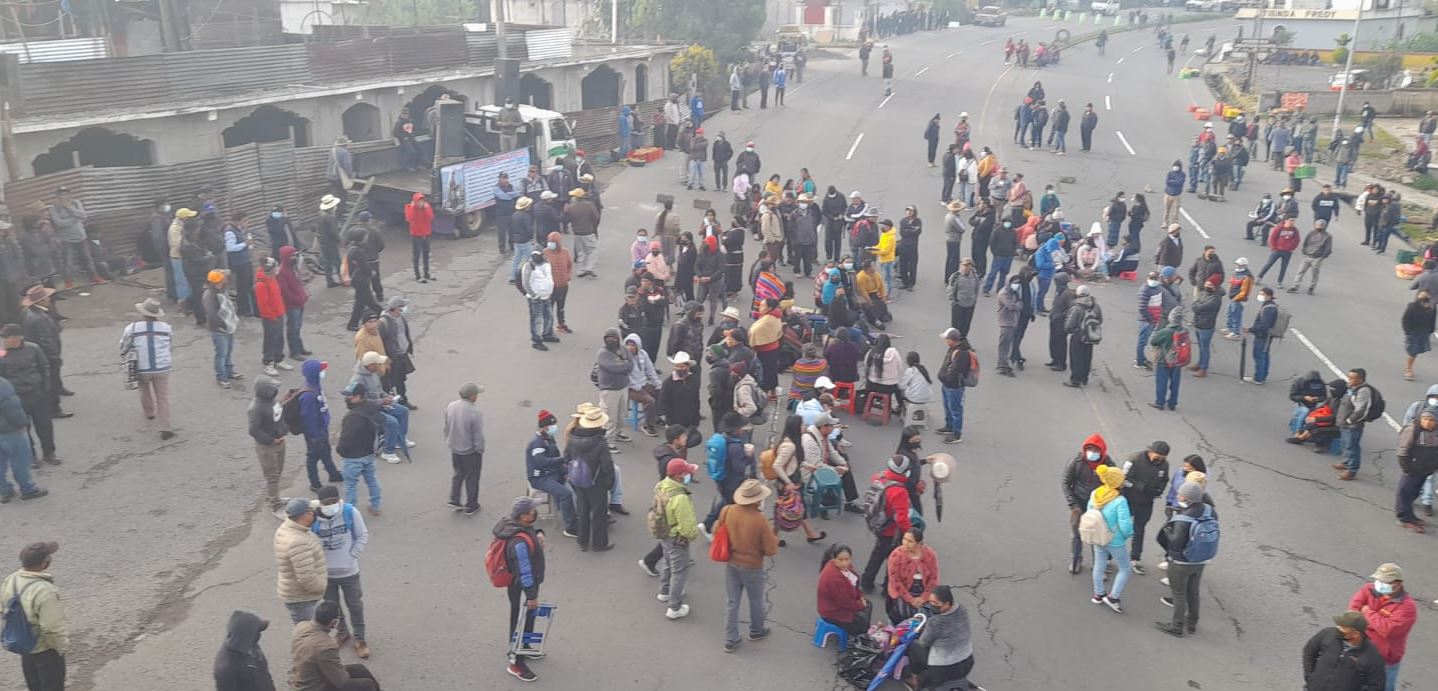 Segundo día consecutivos de bloqueo en la ruta Interamericana, en donde pobladores de Santa Catarina Ixtahuacán, piden el cese del conflicto de tierras con  Nahualá. (Foto Prensa Libre: Mynor Toc)