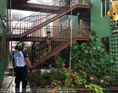 Incendio en edificio deja al menos siete muertos, entre ellos cuatro niños, en Mixco