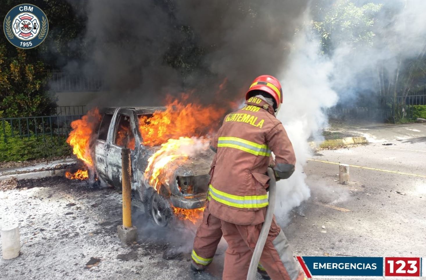 Bomberos sofocan fuego en el carro que incendiaron en la Usac. (Foto Prensa Libre: 