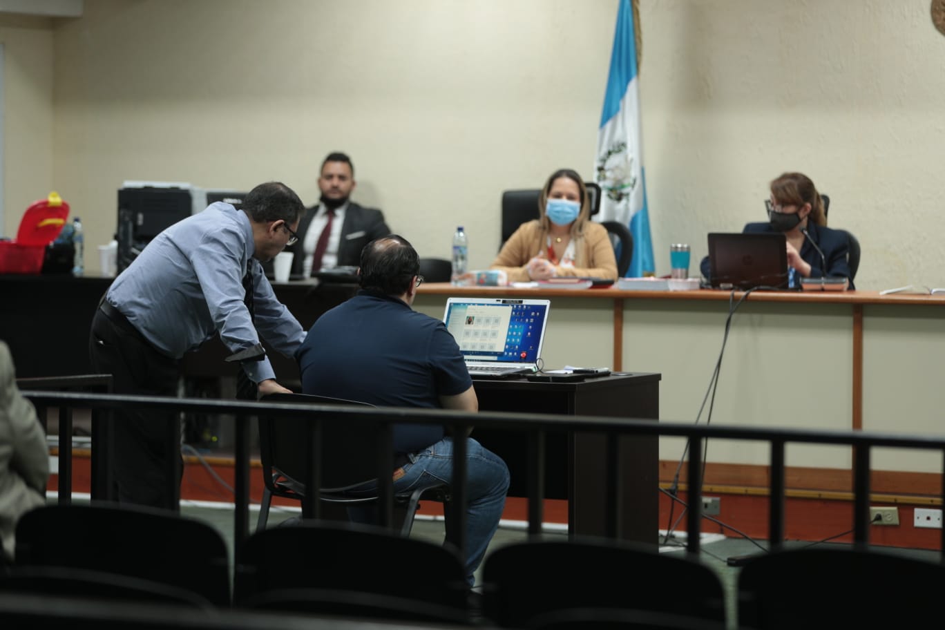Anthony Segura Franco, exsecretario general del Sindicato de Trabajadores de la SAT, declara en el juicio por el Caso La Línea. (Foto Prensa Libre: María José Bonilla)