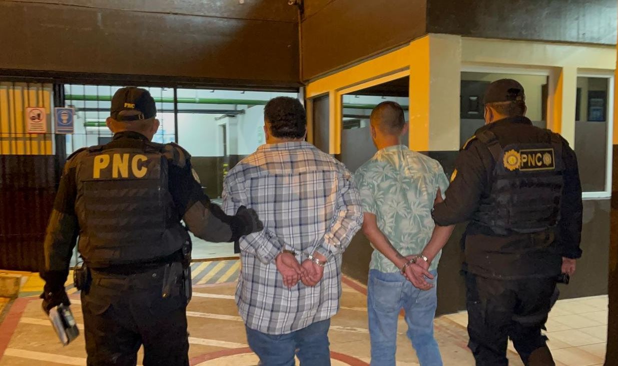 La PNC captura a tres hombres a los que vincula con un incidente armado que se registró durante un concierto en los campos de la colonia Sanjuanera, Ciudad Quetzal, en el que resultó herido uno de los uniformados. (Foto Prensa Libre: PNC)