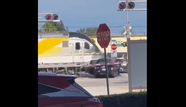 Momento en que un tren embiste a camioneta en EE. UU. (Foto: @fox_sheldon/Twitter)