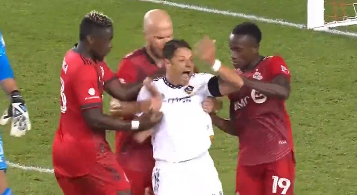 'Chicharito' Hernández se robó el show en el juego entre Toronto y el Galaxy. (Foto Prensa Libre: Captura video)