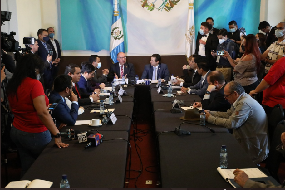 La Comisión de Asuntos Electorales presentó un dictamen tachado de poca transparencia y contenido dudoso, según congresistas.  Fotografía: Congreso.