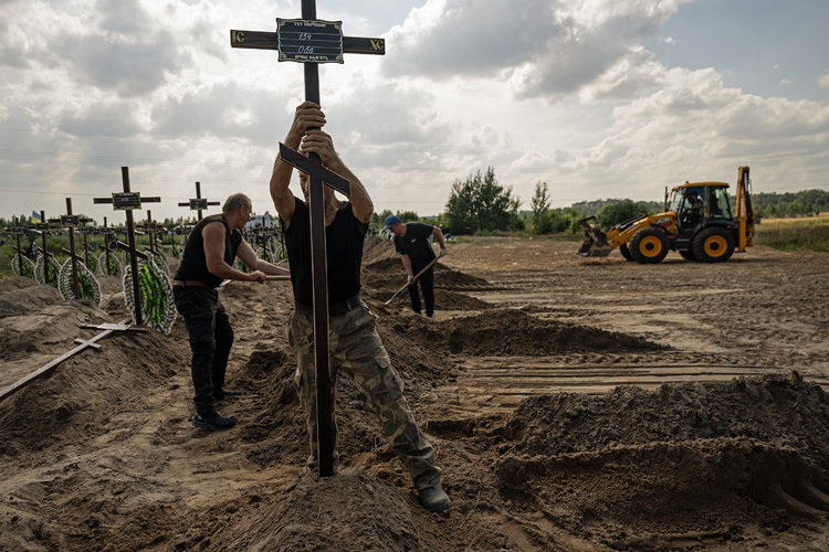 Un entierro masivo en Bucha, Ucrania, este mes.