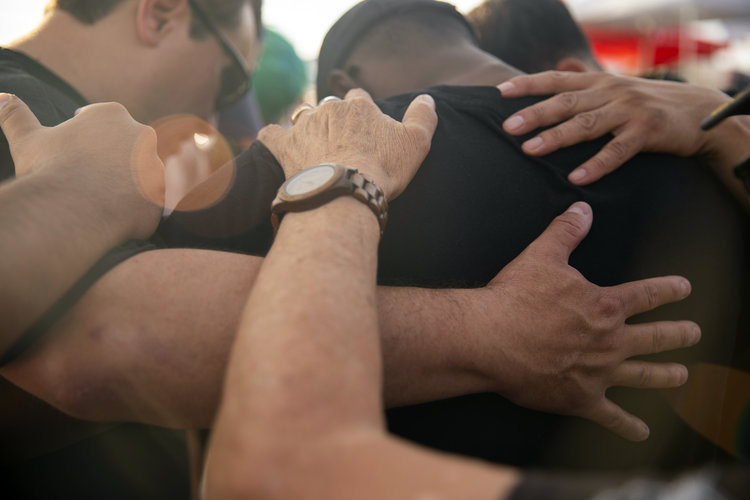 Los dolientes se abrazan en un monumento a los muertos en el tiroteo masivo en el Walmart local en El Paso, Texas, el 7 de agosto de 2019. (Foto Prensa Libre: Calla Kessler/The New York Times)