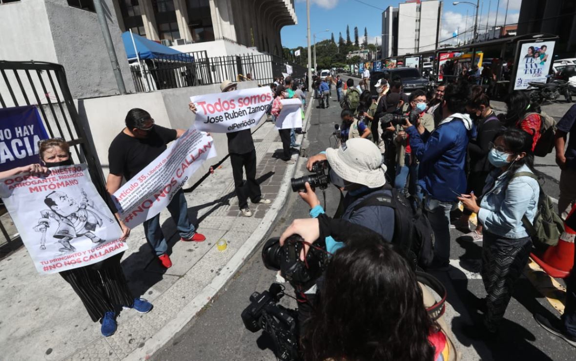Manifestación afuera de la Torre de Tribunales, para mostrar apoyo a José Rubén Zamora, presidente de elPeriódico. (Foto Prensa Libre: Erick Ávila)