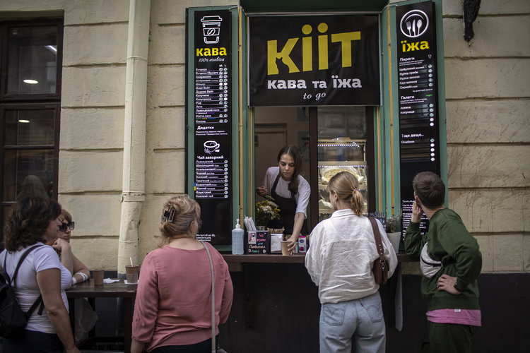 El café Kiit, llamado así por el gato de Serhii Stoian, desaparecido en la guerra, en Lviv, Ucrania, el 27 de julio de 2022.
(Foto Prensa Libre: Diego Ibarra Sánchez / The New York Times)