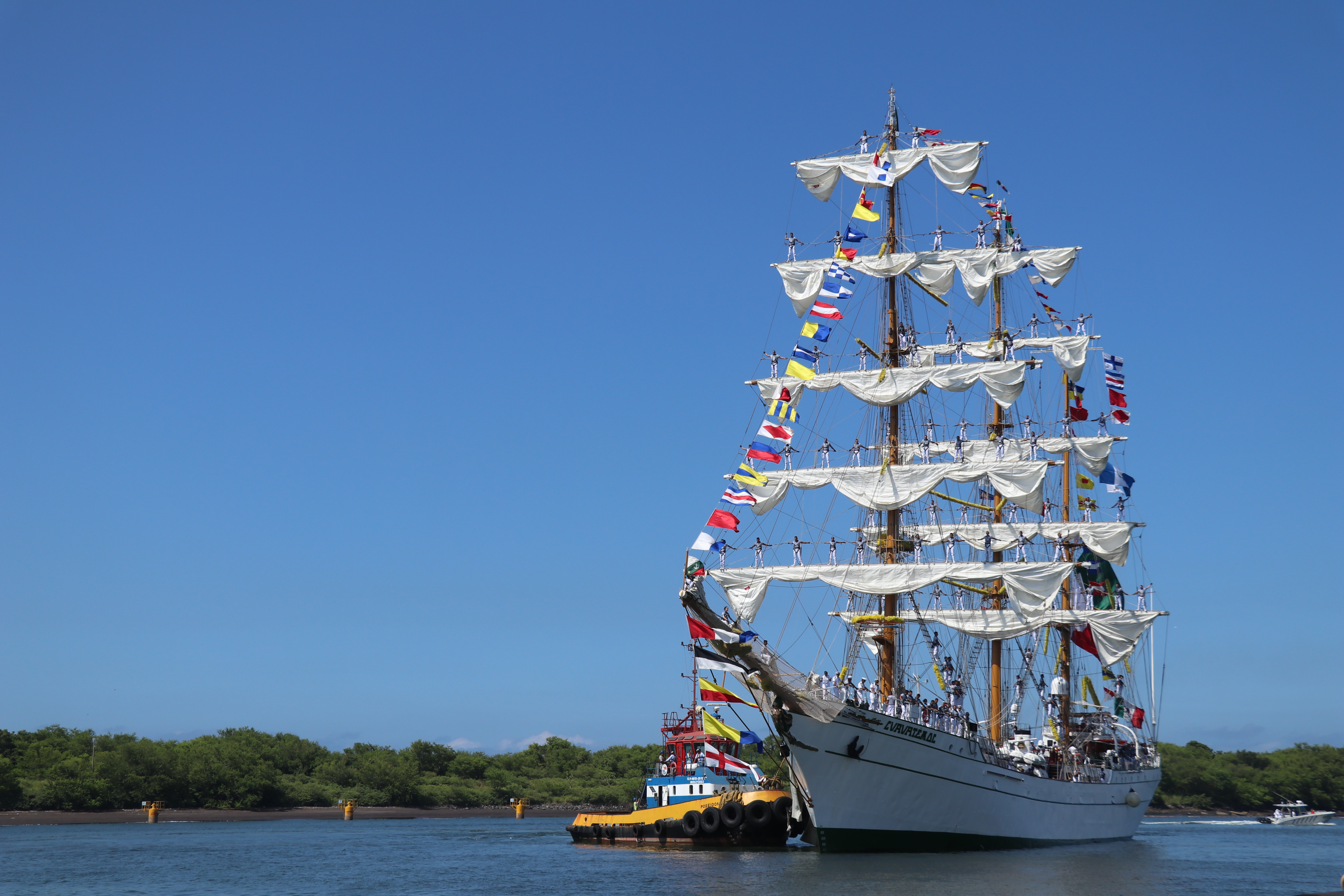 Guatemaltecos aprovecharon para abordar y conocer el barco de la Escuela Cuauhtémoc de la armada de México