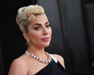 Lady Gaga recibe golpe de un peluche del Dr. Simi en Canadá