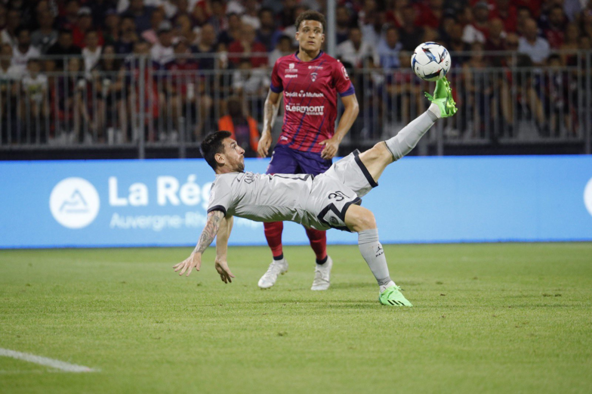 Con una chilena y otro gol Messi lidera la victoria del PSG ante el Clermont en Ligue 1