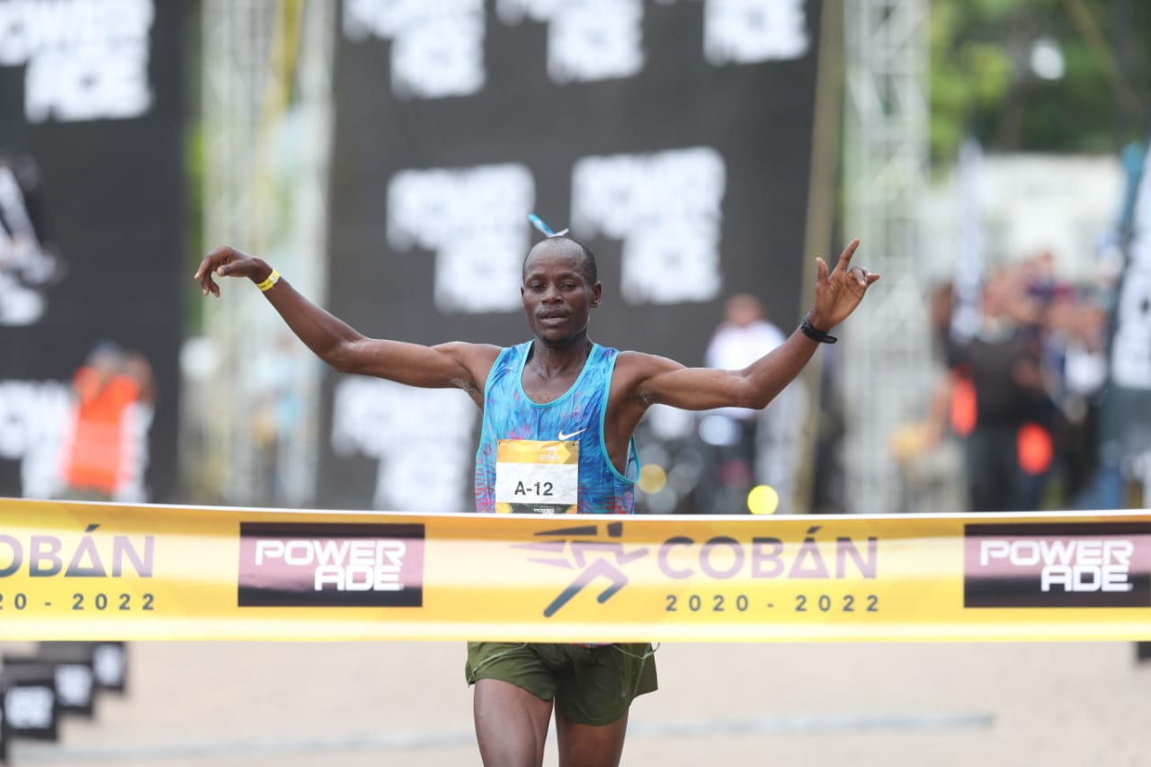 El keniata Gesabwa se impuso en el Medio Maratón de Cobán 2022. Foto Prensa Libre (Érick Ávila)