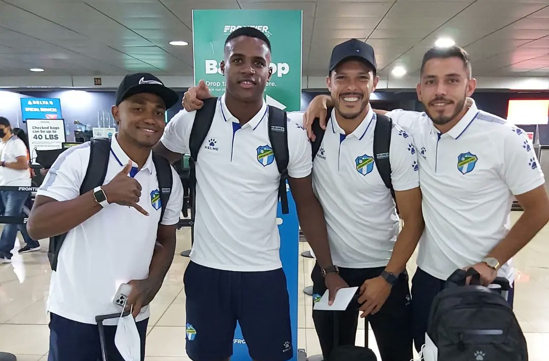 Los jugadores de Comunicaciones en el Aeropuerto Internacional la Aurora. Foto Prensa Libre (Comunicaciones FC)