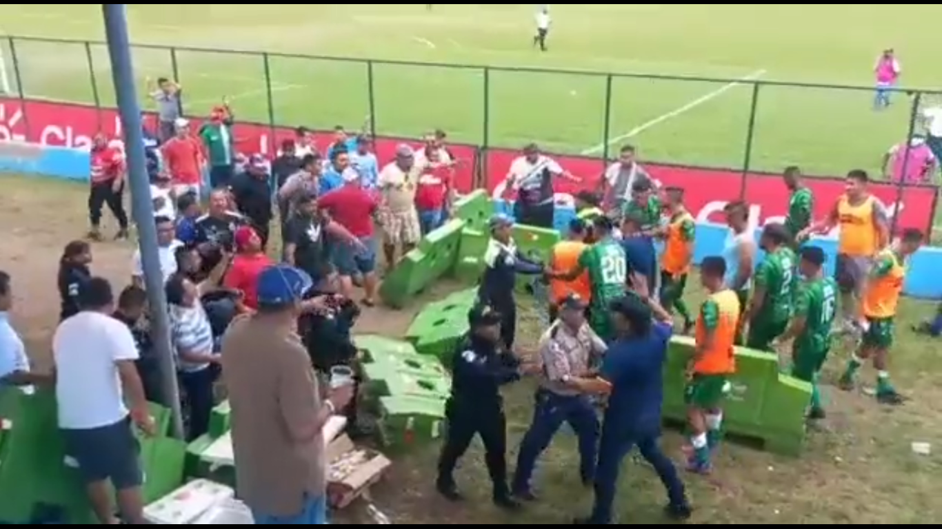 El altercado se dio al finalzar el partido. Foto Prensa Libre (Captura de pantalla)