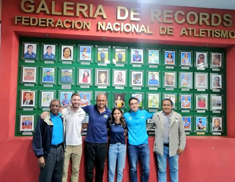 Fotograía de los atletas que participaron en la revelación de récords nacionales. Foto Prensa Libre (FENA) 