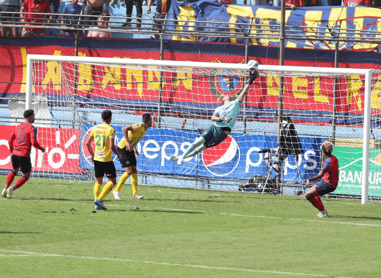 Adrián de Lemos fue figura en el empate 0-0 entre Municipal y Guastatoya. Foto Prensa Libre (Érick Ávila) 