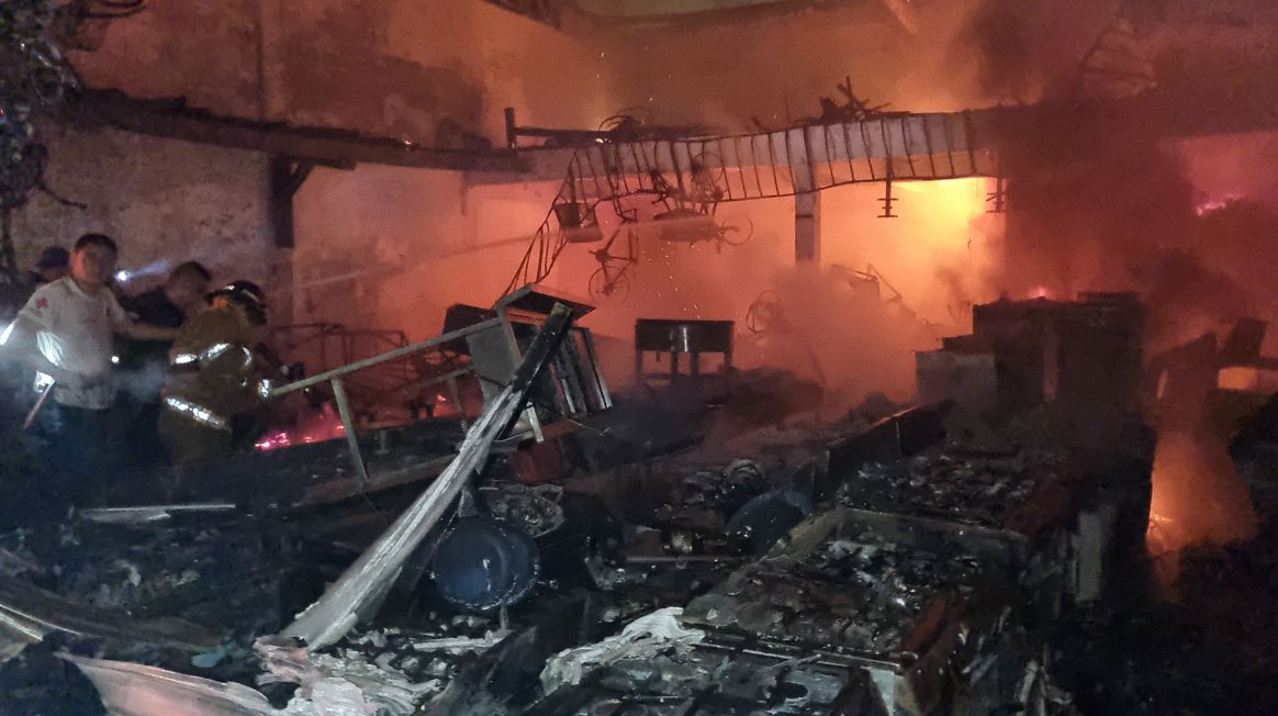 “Todo se redujo a cenizas”: Las imágenes de un gran incendio en un negocio de Retalhuleu