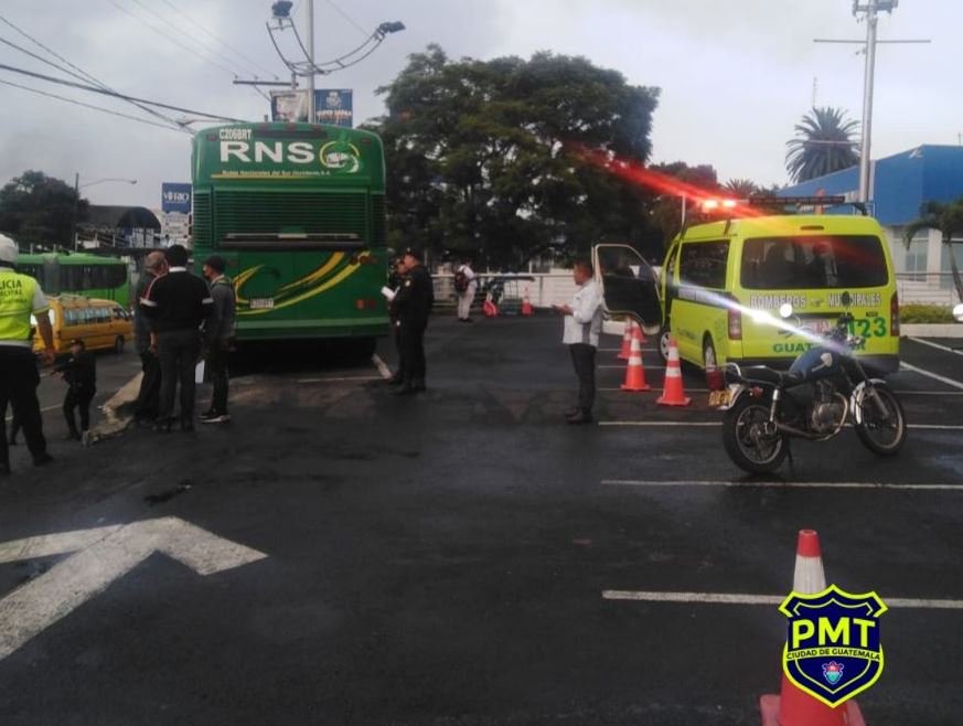 Pasajeros de un bus de la empresa Rutas Nacionales del Sur Occidente sufrieron un intento de asalto en el parqueo de un centro comercial de la zona 11 de la capital. (Foto Prensa Libre: PMT de Guatemala)