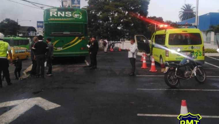 Pasajeros de un bus de la empresa Rutas Nacionales del Sur Occidente sufrieron un intento de asalto en el parqueo de un centro comercial de la zona 11 de la capital. (Foto Prensa Libre: PMT de Guatemala)